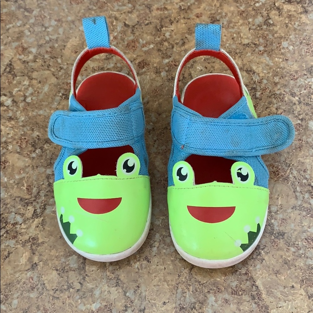Ikiki squeaky frog sandals Size 7